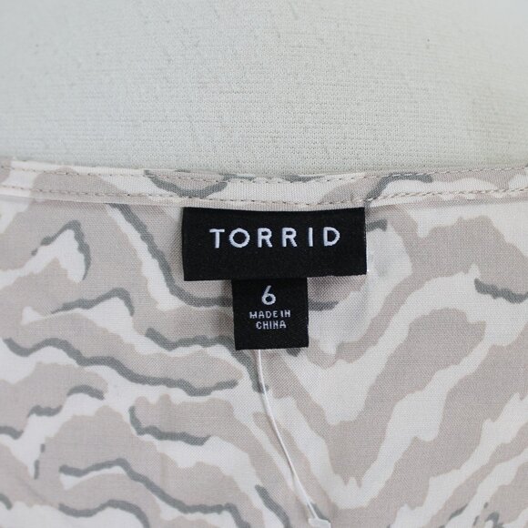 Torrid Animal Print Top Womens Size 6 6X Tan White V Neck Short Sleeve Blouse - Picture 7 of 7